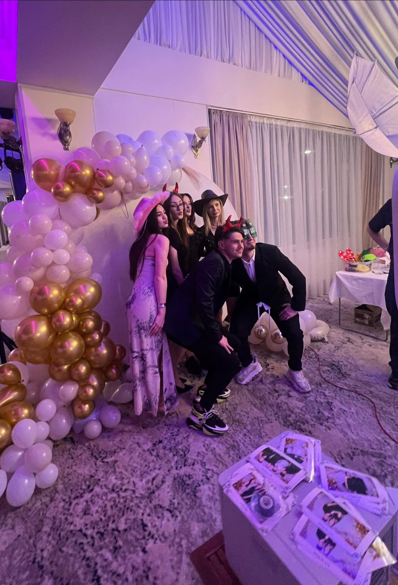 Grup invitați în fața balloon wall